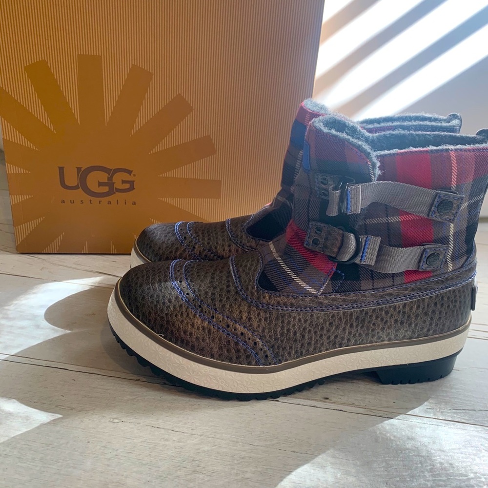UGG WATERPROOF BOOTS SIZE 7